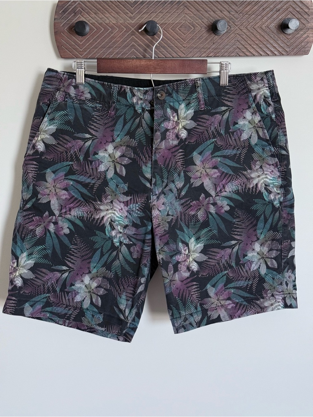 American Eagle Next Level Flex Classic Fit Floral Tropical Shorts Black 38 Waist